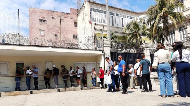Cola en el Consulado de España en La Habana.