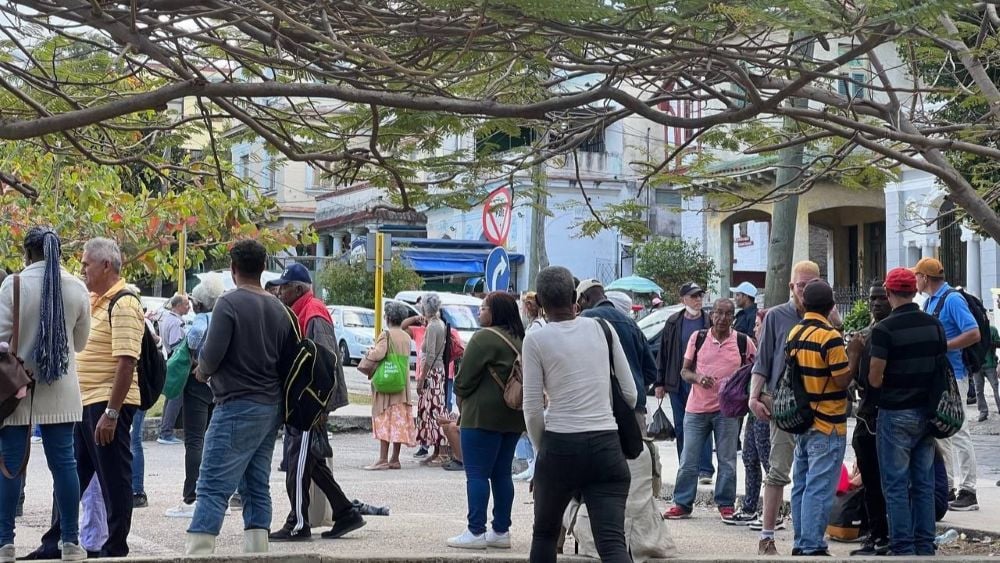 Un grupo de cubanos espera transporte en La Habana.