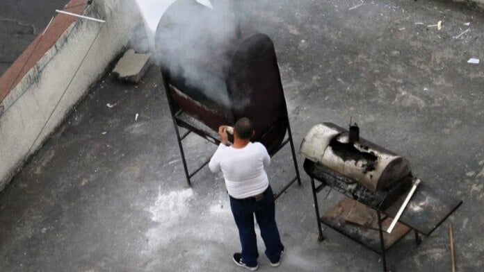 Un presunto diplomático cubano quemando documentos.