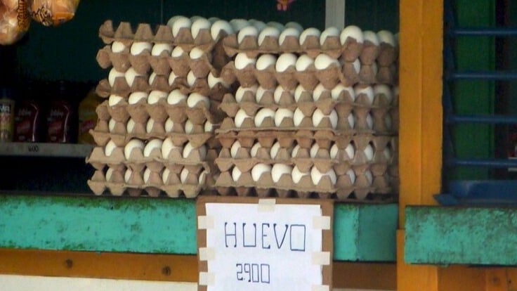 Venta de huevos en un mercado de La Habana.