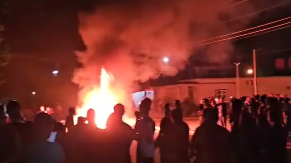 Fogata con el mobiliario de la sede del PCC de Morón.