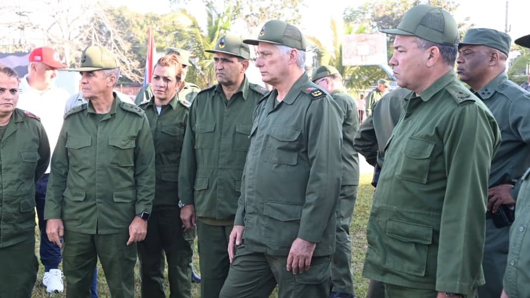 Díaz-Canel rodeado de militares en La Habana.