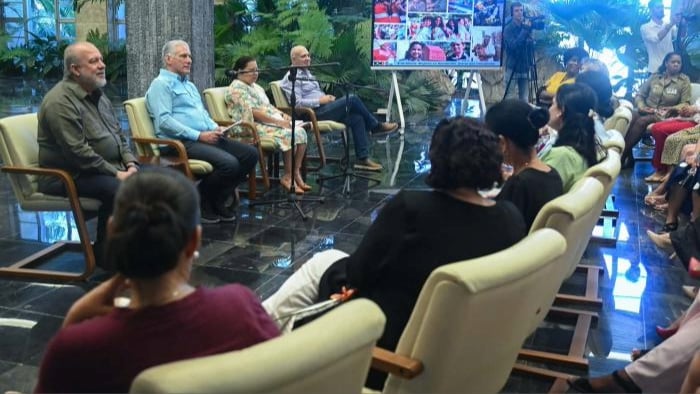 Miguel Díaz-Canel y otros dirigentes reunidos con mujeres afines al régimen.