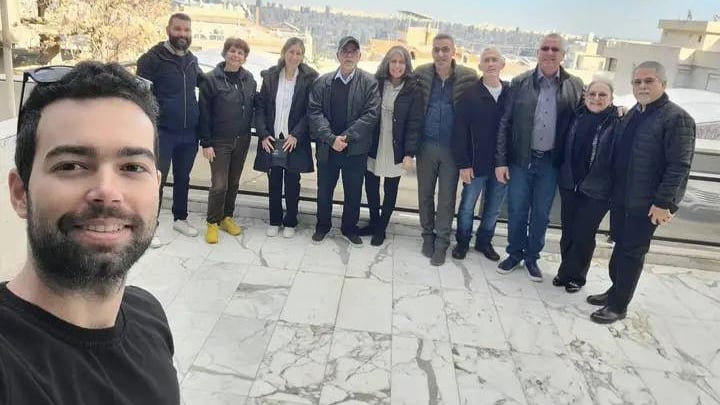 Emilio Pevida Sánchez en primer plano con funcionarios cubanos evacuados en Siria.