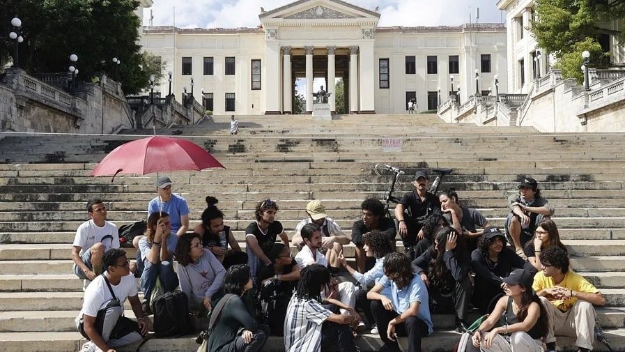 Estudiantes en una sentada este lunes, en la escalinata de Universidad de La Habana. 