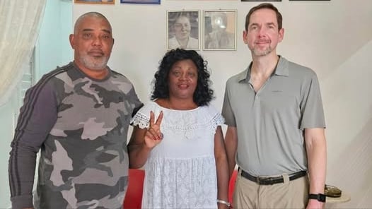 Rob Allison (d) junto a Berta Soler y Ángel Moya.