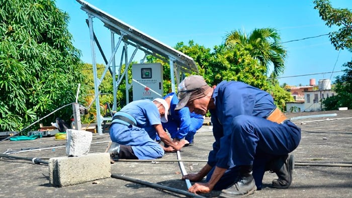 Instalación de un panel solar en Cuba.
