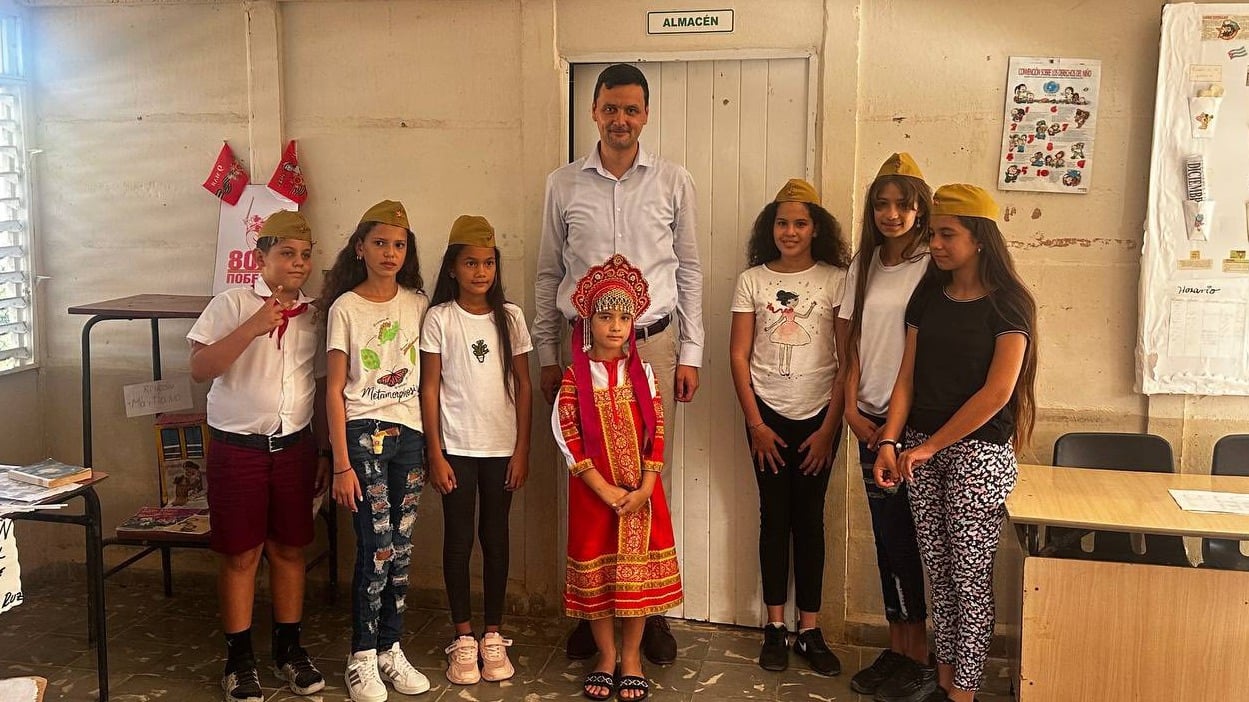 El cónsul general interino ruso en Cuba, A.V. Nekrasov, con alumnos de la escuela primaria 5 de Septiembre, en Majagua, Ciego de Ávila.