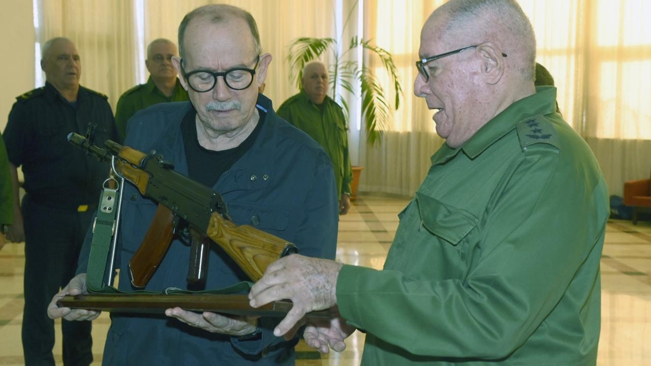 Silvio Rodríguez recibe una réplica de un fusil AKM.