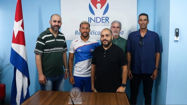 Firma del acuerdo entre Venko y la federación estatal de pentatlón.