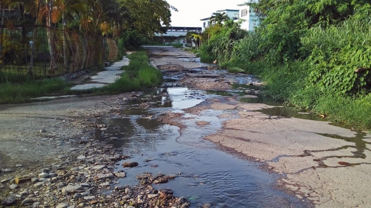 Aguas albañales en una calle cubana.