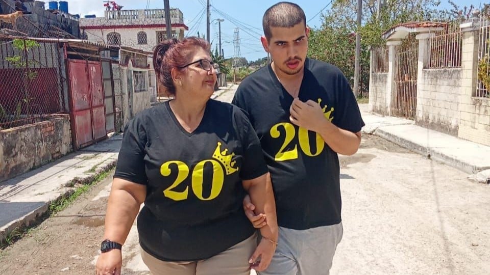 Arelys Ferrer Pérez y su hijo autista en su cumpleaños 20.