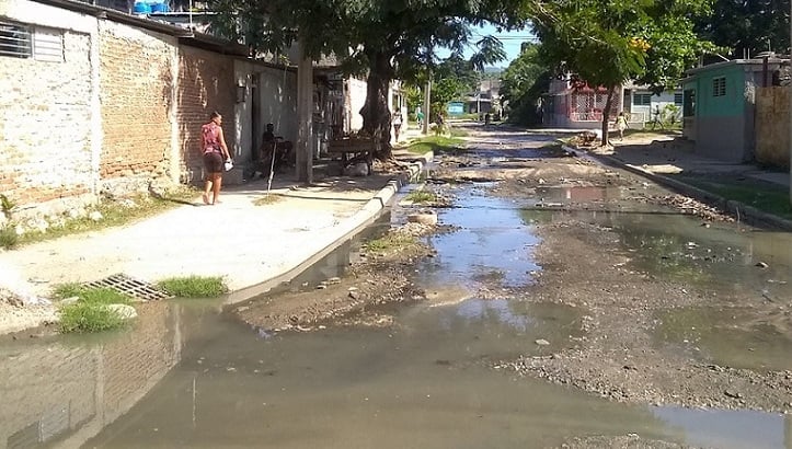 Un salidero de agua en Cuba.