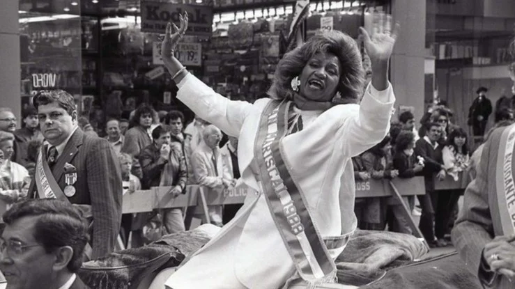 Celia Cruz durante el desfile de orgullo cubano en 1988 en Nueva York.