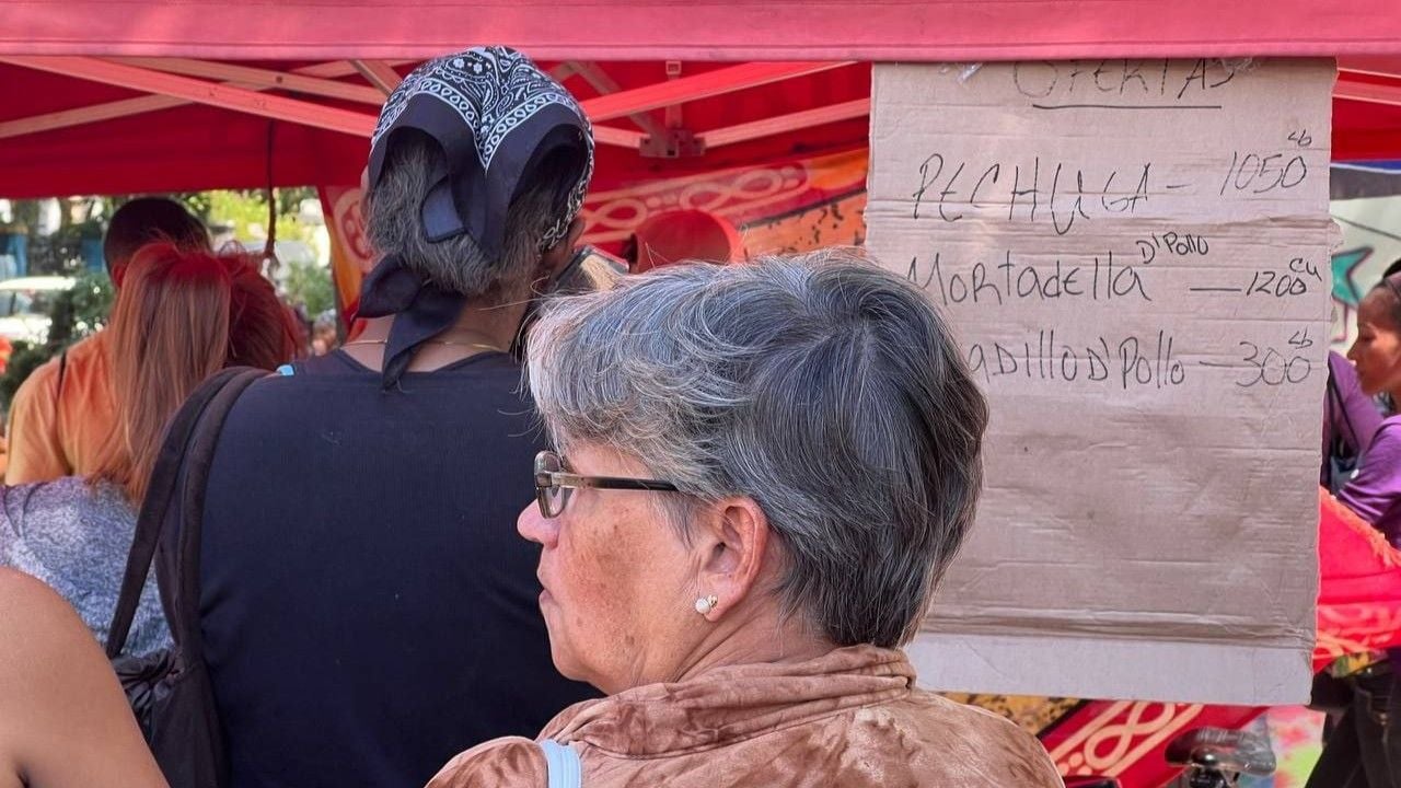 Mujeres hacen cola para comprar en una feria agropecuaria estatal.