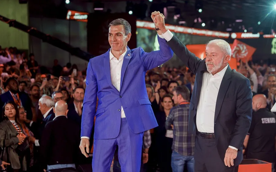 El presidente de Brasil, Lula da Silva (d) junto al presidente del Gobierno de España, Pedro Sánchez, en Barcelona.