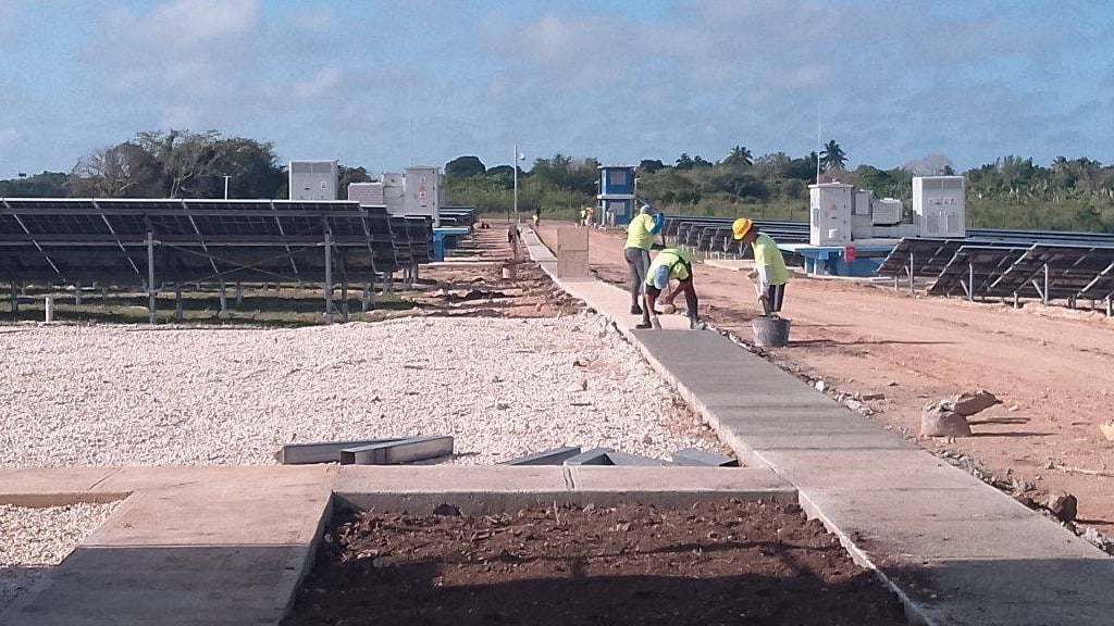 Construcción de un parque fotovoltaico en Cuba.