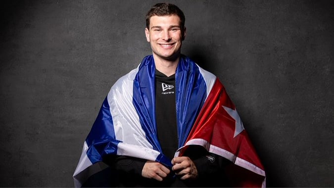 Fernando Mendoza con la bandera cubana.