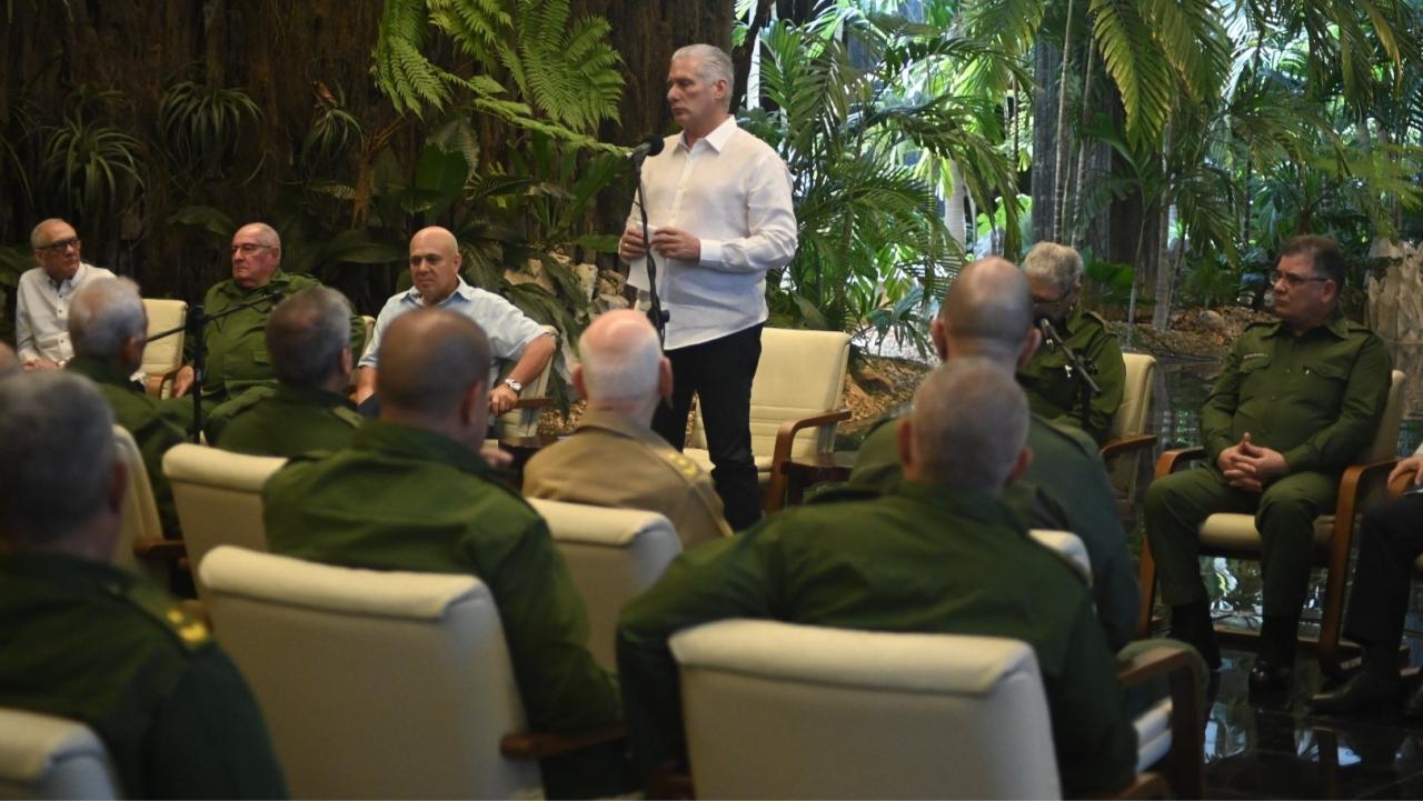 Miguel Díaz-Canel con miembros de la Asociación de Combatientes de la Revolución Cubana.