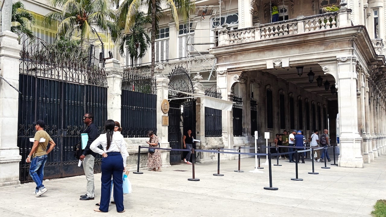 Cola en la Embajada de España en La Habana.
