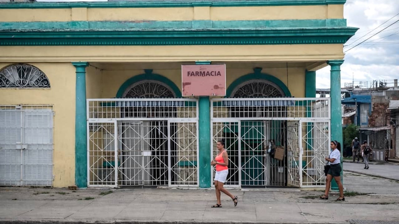 Una farmacia estatal en Santiago de Cuba.