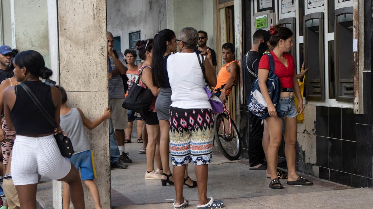Mujeres en una calle cubana.