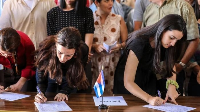 Jóvenes cubanas en la campaña de firmas del régimen.