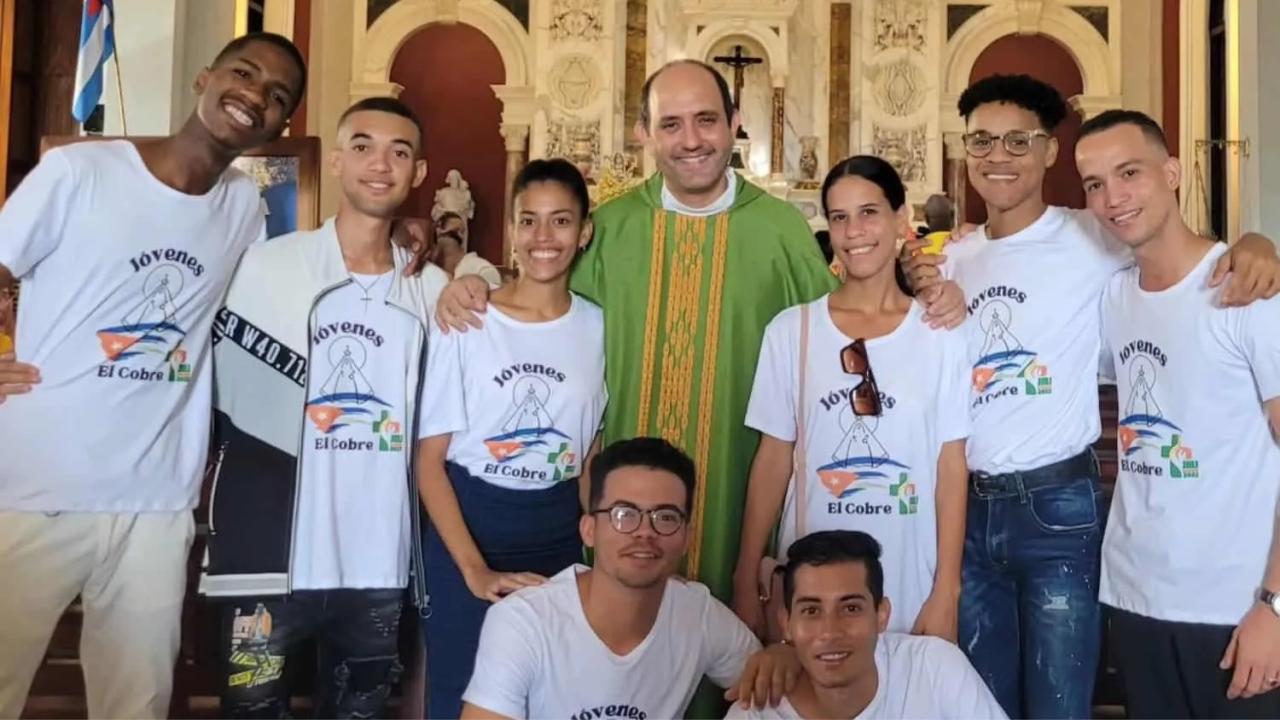 El padre Rogelio Deán Puerta con jóvenes feligreses.