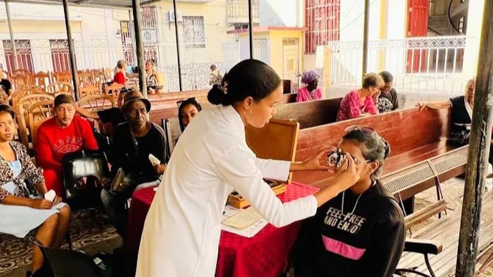 Una optometrista atiende a una mujer como parte de una iniciativa social de la Iglesia Metodista en Santiago de Cuba.