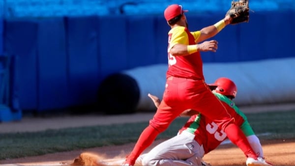 Momento de un partido de béisbol en Cuba.