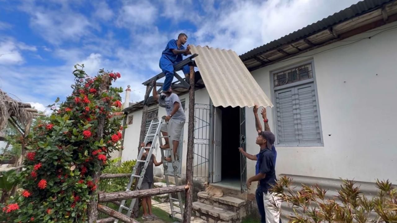 Reconstrucción de una vivienda en Santiago tras Melissa sin apoyo estatal.