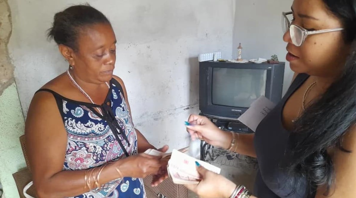 Una jubilada recibe su pensión.
