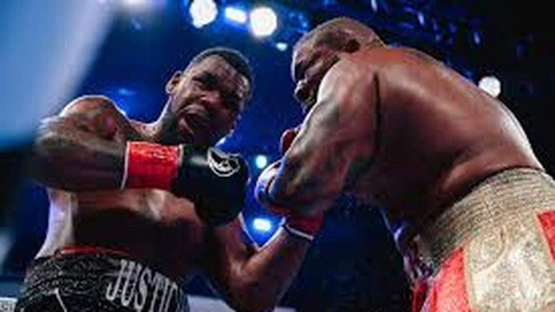 Lenier Peró (izq) contra Jarrell Miller.