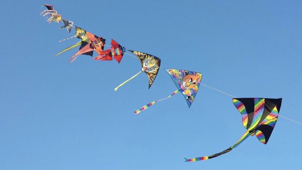 Chiringas volando.