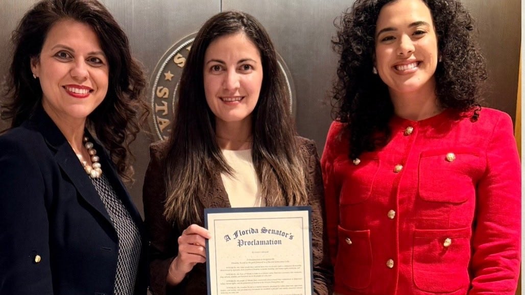 Rosa María Payá sostiene la proclama del Senado de Florida.