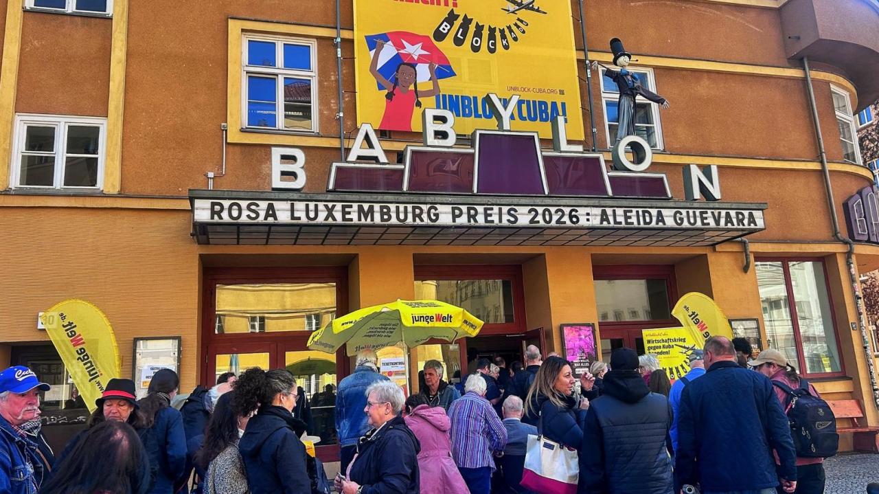 Concentración de alemanes antes de la ceremonia de premiación en Berlín.