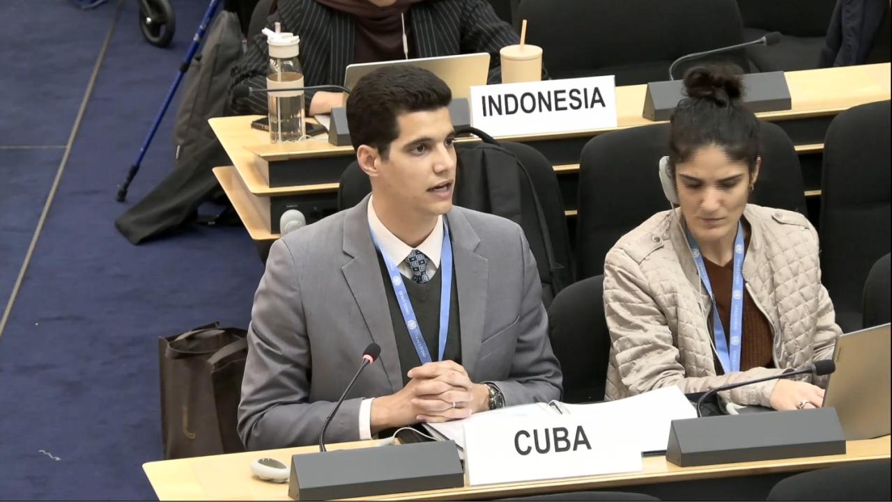 El representante del régimen de Cuba intentando silenciar a las activistas.