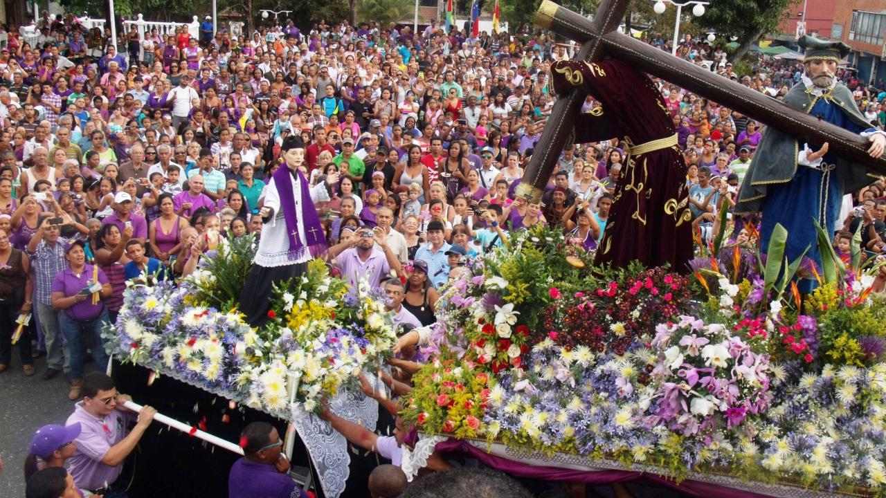 Una procesión de Semana Santa en América Latina.