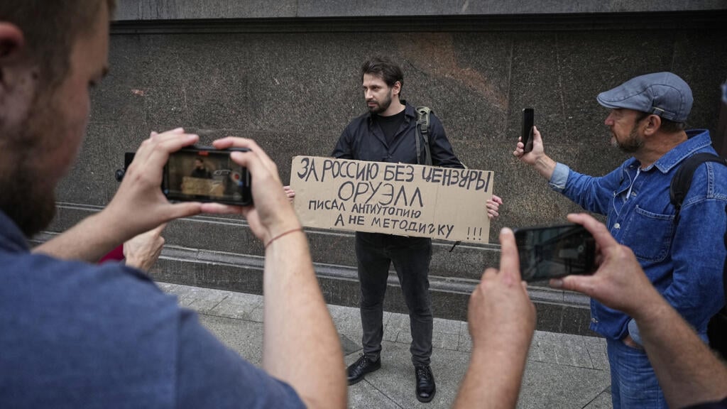 "Por una Rusia sin censura. Orwell escribió una distopía, no un manual de instrucciones", dice el cartel de un manifestante frente a la cámara baja del Parlamento ruso, en Moscú, en julio de 2025.