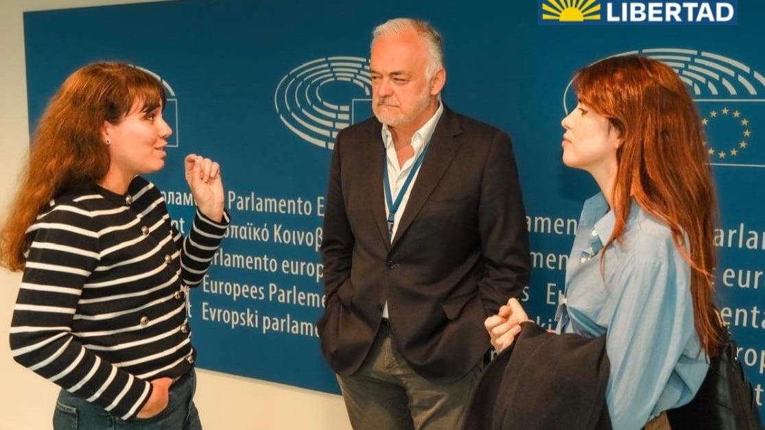 Carolina Barrero y Amelia Calzadilla con Esteban González Pons, tercer vicepresidente del Parlamento Europeo.