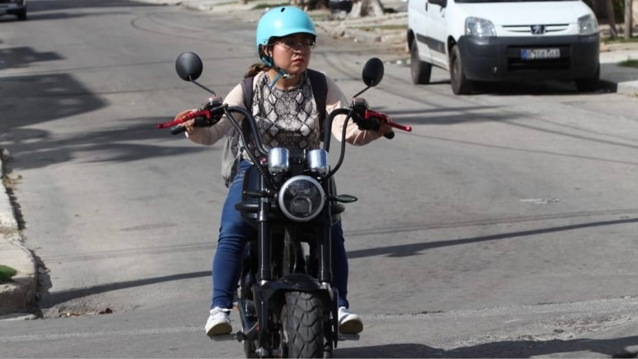Una mujer en una calle de Cuba.