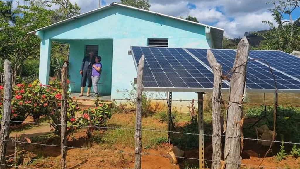 Sistema de riego con tecnología basada en energía renovable en una finca cubana.
