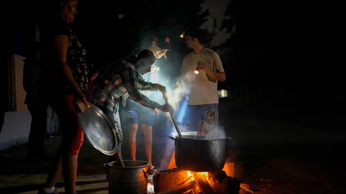 Cubanos cocinan en la calle durante un apagón.