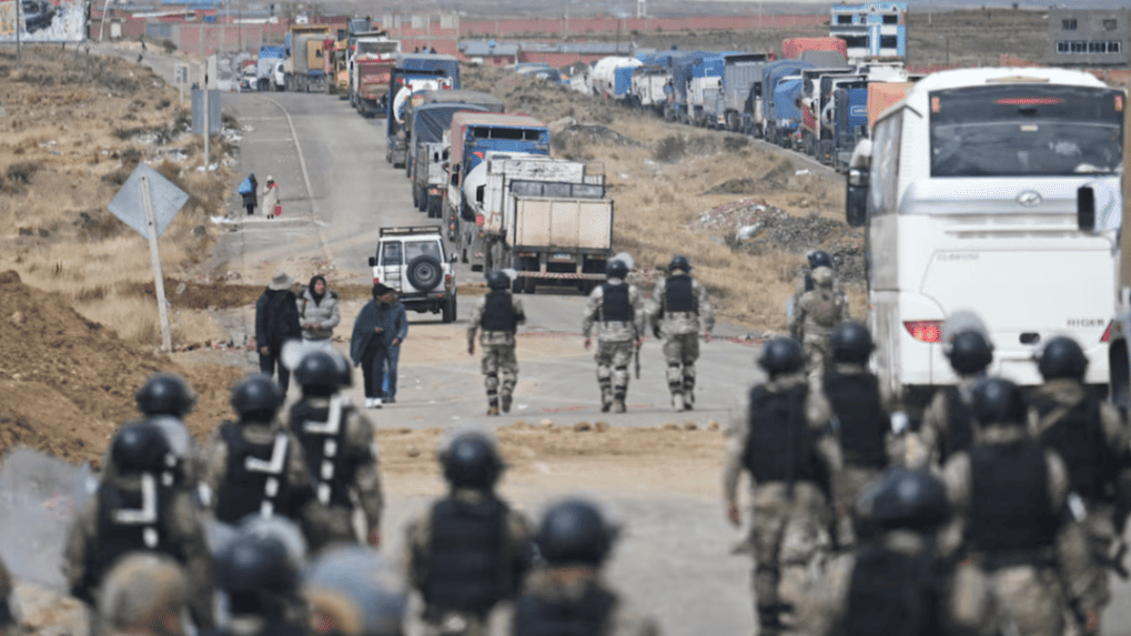 Despliegue policial y bloqueo de caminos en Bolivia.