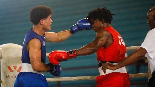 El boxeador cubano Dairo Girado (azul) durante una pelea.