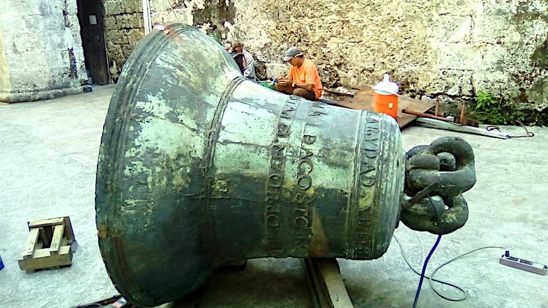 Restauración de una de las campanas de la Catedral de La Habana.