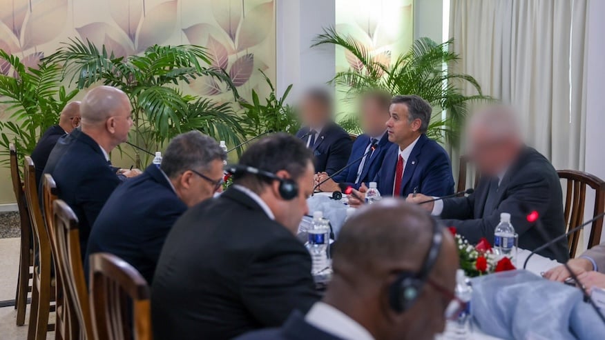 Reunión en La Habana. Sentado del lado derecho, el director de la CIA.