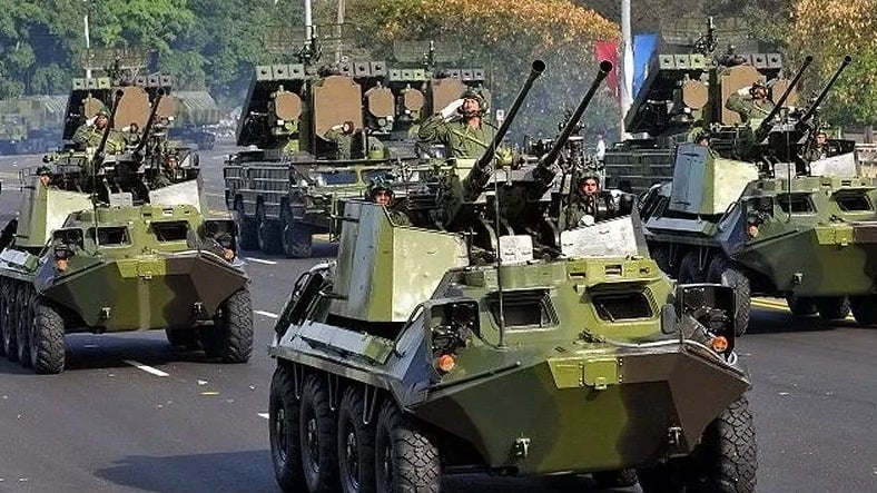 Desfile de vehículos militares en La Habana.