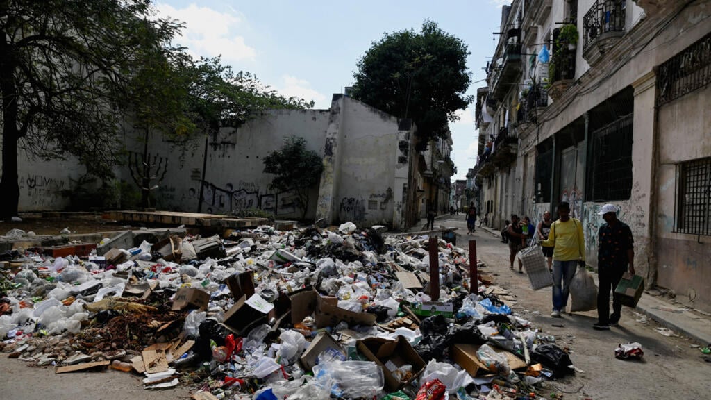 Un basurero en una calle de una ciudad de Cuba.