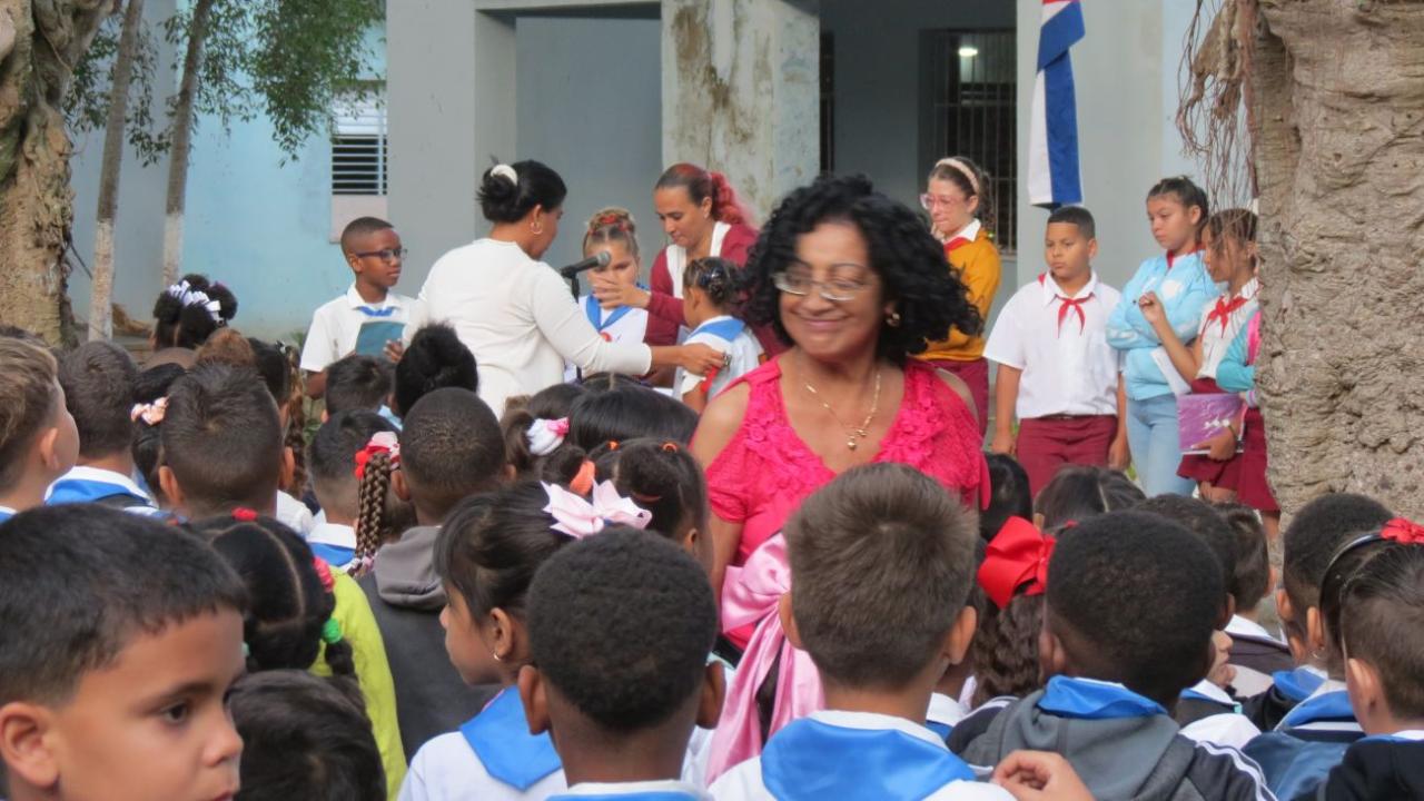 Un grupo de niños de primaria en un matutino.